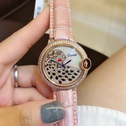 卡地亚 Cartier Ballon Bleu 蓝气球豹子系列腕表。316L精钢材质，瑞士石英机芯，瑰丽的腕表上搭配方形并缀有阳光放射纹的表盘，饰以密镶满钻的猎豹造型，豹脸的上方闪耀着电气石眼睛、黑漆斑纹以及时间显示因应移动上盖而显现或隐藏，如气球般轻盈、如蓝宝石般湛蓝，百搭典雅、奢华极致你值得拥有！！尺寸36mm*12mm。