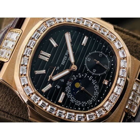 【PFF Factory2021牛年力作】V2升级版 【市场最高品质版本】百达.翡丽Patekphilippe运动系列(鹦鹉螺)5724(霸道总裁)升级版!1⃣️所有功能同正品(10字位动能显示,7字位日历和月相 4字位小秒针),和原装一样的带水平压纹图案,带荧光刻度 !2⃣️直径40毫米,904L精钢镀金,蓝宝石玻璃镜面。3⃣️5722和5724款的外钻为施华洛世奇钻,通透闪亮,气质非凡。在目前技术范畴内尽可能接近原装,此款腕表可以让您驾驭所有场合!PFF匠心之作 欢迎您的品鉴 【PFF Factory2021牛年力作】V2升级版 【市场最高品质版本】百达.翡丽Patekphilippe运动系列(鹦鹉螺)5724(霸道总裁)升级版!1⃣️所有功能同正品(10字位动能显示,7字位日历和月相 4字位小秒针),和原装一样的带水平压纹图案,带荧光刻度 !2⃣️直径40毫米,904L精钢镀金,蓝宝石玻璃镜面。3⃣️5722和5724款的外钻为施华洛世奇钻,通透闪亮,气质非凡。在目前技术范畴内尽可能接近原装,此款腕表可以让您驾驭所有场合!PFF匠心之作 欢迎您的品鉴