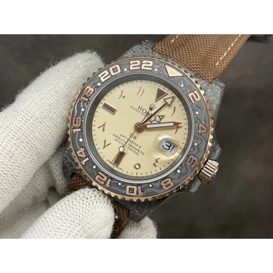 Diw新作勞力士超限量中东版 GMT-MASTER II Diw团队重新制作了碳纤维表壳,同时包含表圈、面盘等零件也全都是碳纤维材质,其中碳纤维表圈上数字刻度首次采用全新碳纤维植丁技术(非填油)塑造丰富视觉层次,质感细腻。透视底盖可清楚展示正反快速调日历的劳力士专属cal.3186机芯。搭配柔软魔术贴表带和一体碳纤维表扣。首批量产提供4种颜色表盘可选,5种不同颜色风格表带。 Diw新作勞力士超限量中东版 GMT-MASTER II Diw团队重新制作了碳纤维表壳,同时包含表圈、面盘等零件也全都是碳纤维材质,其中碳纤维表圈上数字刻度首次采用全新碳纤维植丁技术(非填油)塑造丰富视觉层次,质感细腻。透视底盖可清楚展示正反快速调日历的劳力士专属cal.3186机芯。搭配柔软魔术贴表带和一体碳纤维表扣。首批量产提供4种颜色表盘可选,5种不同颜色风格表带。