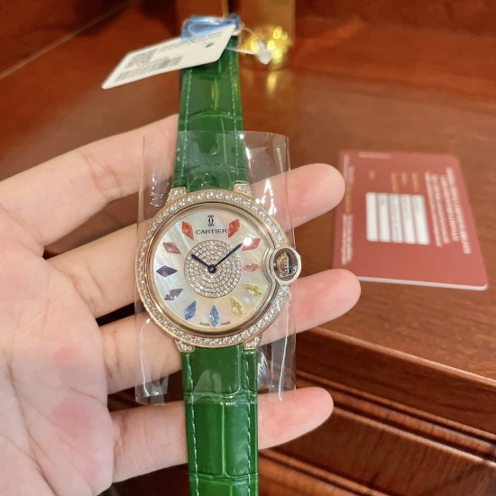 实拍卡地亚蓝气球镶钻系列 全新彩虹钻 搭配祖母绿亮皮独具特色风格的优雅气质 36mm尺寸瑞士石英佩戴舒适 当时间遇见彩虹 玩转夏日小清新表盘上的宝石闪耀着红橙黄绿青蓝紫等斑斓色彩~精心挑选玲珑精巧的宝石组合镶嵌在一起 为腕表赋予了奇异光彩 轻奢艺术感真的很加分☑️超显贵气又时髦! 实拍卡地亚蓝气球镶钻系列 全新彩虹钻 搭配祖母绿亮皮独具特色风格的优雅气质 36mm尺寸瑞士石英佩戴舒适 当时间遇见彩虹 玩转夏日小清新表盘上的宝石闪耀着红橙黄绿青蓝紫等斑斓色彩~精心挑选玲珑精巧的宝石组合镶嵌在一起 为腕表赋予了奇异光彩 轻奢艺术感真的很加分☑️超显贵气又时髦!