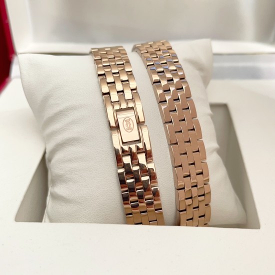 Panthre de Cartier / double chain Width 22mm.Length 30mm. Chain length 44cm卡地亚猎豹系列腕表/双圈表链宽度22mm 长度30mm 链条长度44cm瑞士进口石英机芯,316L精钢表壳表链。蓝晶石表冠,蓝宝石镜面,淬火钢蓝指针,双圈环绕链条,便捷珠宝扣。 Panthre de Cartier / double chain Width 22mm.Length 30mm. Chain length 44cm卡地亚猎豹系列腕表/双圈表链宽度22mm 长度30mm 链条长度44cm瑞士进口石英机芯,316L精钢表壳表链。蓝晶石表冠,蓝宝石镜面,淬火钢蓝指针,双圈环绕链条,便捷珠宝扣。