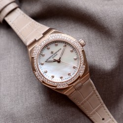 ★实拍 Vacheron Constantin江诗丹顿纵横四海系列OVERSEAS女款小号型2300v/2305v【表壳】表径3610.8mm 同步原装  质感细腻大方 蓝宝石镜面【字面】表盘经旭日纹缎面拉丝工艺处理 深邃优雅 18k金时标均带白色夜光涂层【机芯】CITIZEN8系列改Cal.5300机芯（机芯稳定零返修 ）后原装18k纳米镀金质摆陀【表带扣】半马其他十字三片折叠式表扣 进口牛皮表带越欣赏 越懂欣赏