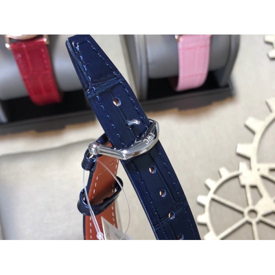 实拍【IWC 2019推出女士全新 Portofino波涛菲诺系列】1⃣️:壳套尺寸34mm/8.8mm采用316精钢材质打磨,每个壳套全程CNC处理所有细节达到完美2⃣️:采用进口日本9015天文台级别经过本厂严格把控 调试 达到零返修稳定性3⃣️:采用瑞士蓝宝石镜面 通透明亮4⃣️字面采用简洁的条丁罗马和表盘十二颗 设计呈现出精致典雅之感5⃣️:表带采用原装快速更换系统 搭配意大利小牛皮皮质柔软细腻:有六种颜色可选(绿色,兰色,黑色,深棕,酒红,粉色)6⃣️:原装表扣采用316精钢材质打磨 实拍【IWC 2019推出女士全新 Portofino波涛菲诺系列】1⃣️:壳套尺寸34mm/8.8mm采用316精钢材质打磨,每个壳套全程CNC处理所有细节达到完美2⃣️:采用进口日本9015天文台级别经过本厂严格把控 调试 达到零返修稳定性3⃣️:采用瑞士蓝宝石镜面 通透明亮4⃣️字面采用简洁的条丁罗马和表盘十二颗 设计呈现出精致典雅之感5⃣️:表带采用原装快速更换系统 搭配意大利小牛皮皮质柔软细腻:有六种颜色可选(绿色,兰色,黑色,深棕,酒红,粉色)6⃣️:原装表扣采用316精钢材质打磨