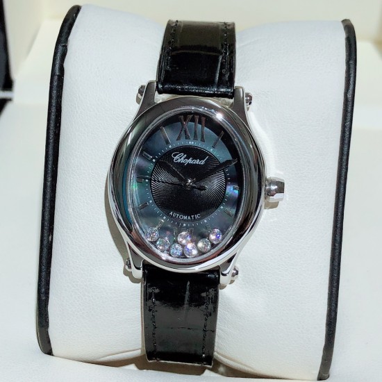 实拍 萧邦-ChopardHappy Sport Oval 石英版本腕表精钢表壳制表工艺与优雅美学风格巧妙结合,以此来展示女性魅力和技术性能。玫瑰金真空电镀材质,既优雅又时尚,以圆润柔美的曲线演绎隽永女性魅力。萧邦对象征永恒的椭圆形展现新颖诠释,打造出一款献给女性的臻礼,许下一个象征快乐的诚挚诺言。Happy Spor欢快嬉戏、自由旋转的水钻珠子在两片蓝宝石水晶之间愉悦轻舞。表壳 约30mm珍珠贝壳彩色表盘搭配光泽亮皮纹表带针扣穿戴C表扣。 实拍 萧邦-ChopardHappy Sport Oval 石英版本腕表精钢表壳制表工艺与优雅美学风格巧妙结合,以此来展示女性魅力和技术性能。玫瑰金真空电镀材质,既优雅又时尚,以圆润柔美的曲线演绎隽永女性魅力。萧邦对象征永恒的椭圆形展现新颖诠释,打造出一款献给女性的臻礼,许下一个象征快乐的诚挚诺言。Happy Spor欢快嬉戏、自由旋转的水钻珠子在两片蓝宝石水晶之间愉悦轻舞。表壳 约30mm珍珠贝壳彩色表盘搭配光泽亮皮纹表带针扣穿戴C表扣。