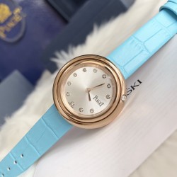 实拍 伯爵-PIAGET 女士腕表 瑞士石英机芯 316L精钢表壳 真牛皮表带 尺寸34*8mm 蓝宝石玻璃镜面 简约的设计,大胆而多彩的配色,以及旋转表圈是伯爵品牌 Possession腕表的特质所在。通过品牌制表师们天马星空的创意,将各个亮色的表带与贵金属、钻石、精钢材质相融,通过圆形盘面的演绎,令全新的 Possession腕表越发闪耀夺目,给人眼前一亮之感。