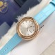 实拍 伯爵-PIAGET 女士腕表 瑞士石英机芯 316L精钢表壳 真牛皮表带 尺寸34*8mm 蓝宝石玻璃镜面 简约的设计,大胆而多彩的配色,以及旋转表圈是伯爵品牌 Possession腕表的特质所在。通过品牌制表师们天马星空的创意,将各个亮色的表带与贵金属、钻石、精钢材质相融,通过圆形盘面的演绎,令全新的 Possession腕表越发闪耀夺目,给人眼前一亮之感。 实拍 伯爵-PIAGET 女士腕表 瑞士石英机芯 316L精钢表壳 真牛皮表带 尺寸34*8mm 蓝宝石玻璃镜面 简约的设计,大胆而多彩的配色,以及旋转表圈是伯爵品牌 Possession腕表的特质所在。通过品牌制表师们天马星空的创意,将各个亮色的表带与贵金属、钻石、精钢材质相融,通过圆形盘面的演绎,令全新的 Possession腕表越发闪耀夺目,给人眼前一亮之感。