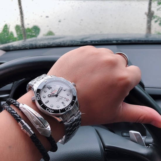 SJ出品 TW复刻版 欧米茄 OMEGA 全新海马系列 T2 300 米 潜水表 搭载钢带送尼龙带一条一表两带，抢先体验全新海马300 升级改为透视底，全新海马300升级为与正品一致全陶瓷表盘刻有[ZrO2]的印记升级陶瓷圈上的刻度和字 采用“白珐琅”工艺 不易变黄 有光泽，表针针形和老款不同，针形加大，读时更清晰，搭配进口美优达9015改8800机芯。（零返修）并配欧米茄代购包装力求完美！三杰精致推荐瑞士机械男士腕表 SJ为你精心挑选超真实实物图拍摄