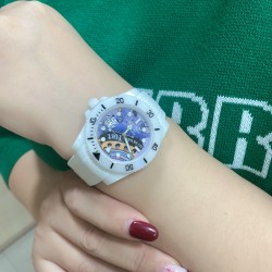 5G.Factory 劳力士之Phantomlab改装力作进口水晶《陶瓷系列》，结合优雅现代美学和精湛制表工艺，首次推出具有出色硬度和耐磨性的进口水晶《全陶瓷材质》，质感纯净而通透，白色胶带是：《氟胶》比橡胶高一个档次。在劳力士水鬼整体结构不变的前提下，首次打破了劳力士密底结构，完美诠释了劳力士心之美。全系列采用了原装型号3135机芯，同步正品顺时针调节时间，12点顺跳日历。5G.Factory 出品