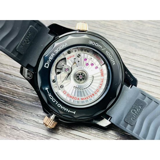OMEGA 欧米茄【墨黑海马,桀骜登场】新品海马系列300米。表圈、波纹图案表盘均采用黑色氧化锆1Zr021陶瓷制成。镂空指针及12点位的圆点,均覆有Super-LumiNova夜光涂层。机芯的运转美态清晰可见。透过采用波纹边缘设计的蓝宝石玻璃表背,可以欣赏到8806机芯! OMEGA 欧米茄【墨黑海马,桀骜登场】新品海马系列300米。表圈、波纹图案表盘均采用黑色氧化锆1Zr021陶瓷制成。镂空指针及12点位的圆点,均覆有Super-LumiNova夜光涂层。机芯的运转美态清晰可见。透过采用波纹边缘设计的蓝宝石玻璃表背,可以欣赏到8806机芯!