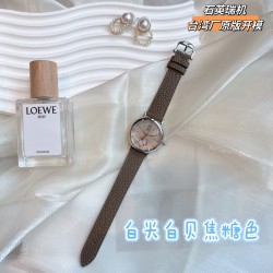 ✨✨IWC万国柏涛菲诺女表 ——昼夜与星辰✨✨，一昼一夜一更替!♥️♥️♥️日月为你转动，把星辰赠予你❤️❤️❤️昼夜显示腕表具有的象征意义，代表着时间的流逝和自然的更迭，日月星辰随时间变化，如太阳随着一天的日出逐渐升起，月亮和星星轮流出现在表盘中，展现腕表的精致和优雅所带有的浪漫色彩，让我们感受到时间的魅力和自然的力量！腕表精致简约，风格百搭，34mm的尺寸更显利落别致，精致美观，也更适合女神的纤细手腕佩戴!内部搭载石英瑞士机芯，蓝宝石玻璃，表带搭配快拆系统！