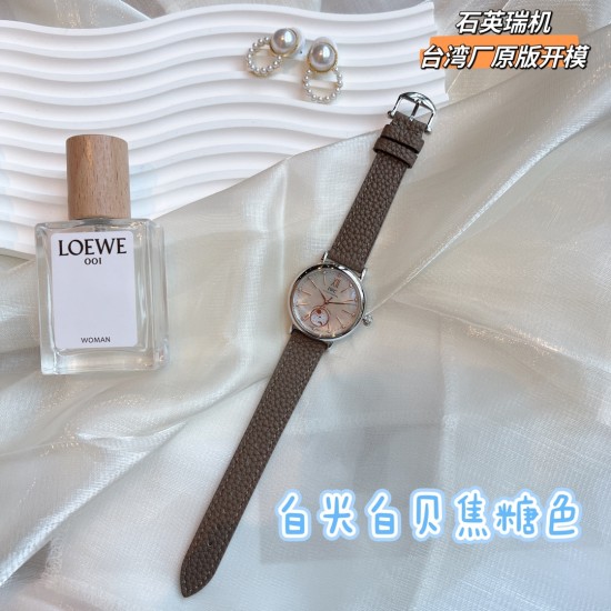 ✨✨IWC万国柏涛菲诺女表 ——昼夜与星辰✨✨,一昼一夜一更替!♥️♥️♥️日月为你转动,把星辰赠予你❤️❤️❤️昼夜显示腕表具有的象征意义,代表着时间的流逝和自然的更迭,日月星辰随时间变化,如太阳随着一天的日出逐渐升起,月亮和星星轮流出现在表盘中,展现腕表的精致和优雅所带有的浪漫色彩,让我们感受到时间的魅力和自然的力量!腕表精致简约,风格百搭,34mm的尺寸更显利落别致,精致美观,也更适合女神的纤细手腕佩戴!内部搭载石英瑞士机芯,蓝宝石玻璃,表带搭配快拆系统! ✨✨IWC万国柏涛菲诺女表 ——昼夜与星辰✨✨,一昼一夜一更替!♥️♥️♥️日月为你转动,把星辰赠予你❤️❤️❤️昼夜显示腕表具有的象征意义,代表着时间的流逝和自然的更迭,日月星辰随时间变化,如太阳随着一天的日出逐渐升起,月亮和星星轮流出现在表盘中,展现腕表的精致和优雅所带有的浪漫色彩,让我们感受到时间的魅力和自然的力量!腕表精致简约,风格百搭,34mm的尺寸更显利落别致,精致美观,也更适合女神的纤细手腕佩戴!内部搭载石英瑞士机芯,蓝宝石玻璃,表带搭配快拆系统!