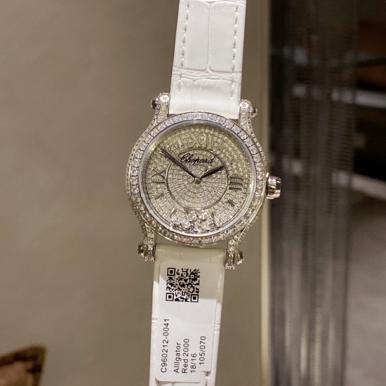实拍 为你带来快乐——推出萧邦chopard Happy Sport满钻腕表!①卓越时计源于精湛工艺,双层蓝宝水晶玻璃之间,7颗施华洛世奇快乐彩钻活灵活现,完美诠释原装的韵味和感觉,镶满钻的表壳比例匀称,做工精湛,颗颗美钻饱满挺拔。②字面为了追求完美,耗时耗力,每一个刻度和英文logo都经过多次的独立开模,耗费多套模板,为你带来最接近原装的字面效果!③机芯采用进口石英机芯走时精准,④表带方面,为追求极致以及每一位客户的体验感,不惜成本采用牛皮皮表带,为你带来最高的体验手感制表技艺和宝石镶嵌完美融合! 实拍 为你带来快乐——推出萧邦chopard Happy Sport满钻腕表!①卓越时计源于精湛工艺,双层蓝宝水晶玻璃之间,7颗施华洛世奇快乐彩钻活灵活现,完美诠释原装的韵味和感觉,镶满钻的表壳比例匀称,做工精湛,颗颗美钻饱满挺拔。②字面为了追求完美,耗时耗力,每一个刻度和英文logo都经过多次的独立开模,耗费多套模板,为你带来最接近原装的字面效果!③机芯采用进口石英机芯走时精准,④表带方面,为追求极致以及每一位客户的体验感,不惜成本采用牛皮皮表带,为你带来最高的体验手感制表技艺和宝石镶嵌完美融合!