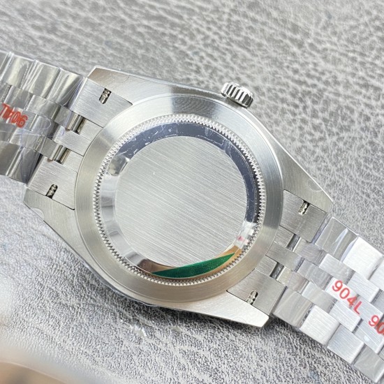 ROLEX 劳力士 蚝式恒动日志型41mm系列腕表,直径41mm,经典的蚝式表壳搭配三角坑纹外圈,把头采用旋入式设计,抗刮损蓝水晶玻璃,防反光凸透式放大(2.5倍)日历窗,隐蔽式摺叠皇冠带扣,矜持有度秀而不媚 恒久优雅! ROLEX 劳力士 蚝式恒动日志型41mm系列腕表,直径41mm,经典的蚝式表壳搭配三角坑纹外圈,把头采用旋入式设计,抗刮损蓝水晶玻璃,防反光凸透式放大(2.5倍)日历窗,隐蔽式摺叠皇冠带扣,矜持有度秀而不媚 恒久优雅!