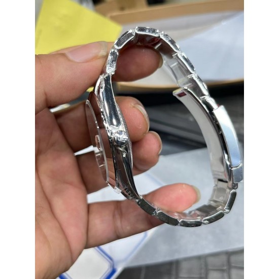 ROLEX 劳力士 蚝式恒动日志型41mm系列腕表,直径41mm,经典的蚝式表壳搭配三角坑纹外圈,把头采用旋入式设计,抗刮损蓝水晶玻璃,防反光凸透式放大(2.5倍)日历窗,隐蔽式摺叠皇冠带扣,矜持有度秀而不媚 恒久优雅! ROLEX 劳力士 蚝式恒动日志型41mm系列腕表,直径41mm,经典的蚝式表壳搭配三角坑纹外圈,把头采用旋入式设计,抗刮损蓝水晶玻璃,防反光凸透式放大(2.5倍)日历窗,隐蔽式摺叠皇冠带扣,矜持有度秀而不媚 恒久优雅!