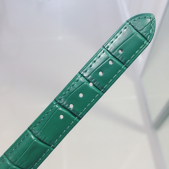 实拍 新品绿色 萧邦Happy Sport腕表精钢为材质,风格优雅而妩媚,搭载一枚由萧邦制表厂自制的全新瑞士石英机芯,以欢庆Happy Sport系列问世25周年纪念。腕表的双色表壳呈现如丝般的美妙色彩渐变,粉色珍珠母贝表盘质地精雅、纹理分明,与小牛皮表带相得益彰,堪称凝聚萧邦精髓的结晶之作,蓝宝石玻璃,尺寸36 实拍 新品绿色 萧邦Happy Sport腕表精钢为材质,风格优雅而妩媚,搭载一枚由萧邦制表厂自制的全新瑞士石英机芯,以欢庆Happy Sport系列问世25周年纪念。腕表的双色表壳呈现如丝般的美妙色彩渐变,粉色珍珠母贝表盘质地精雅、纹理分明,与小牛皮表带相得益彰,堪称凝聚萧邦精髓的结晶之作,蓝宝石玻璃,尺寸36
