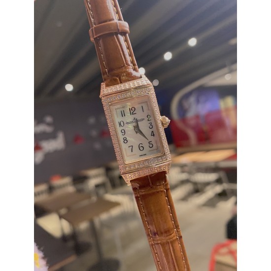 狠货来袭 积家 翻转满钻系列 牛皮台湾厂立体数字!三码合一 (搭配原装表扣凸出立体Logo ✅ )质量杠杠! 零0⃣️返修。深度防水。把头、后盖、于正品一致!壳套:珠宝镶钻表壳、316L精钢、深度防水!玻璃:采用蓝宝石水晶表镜表带:进口意大利牛皮 美洲鳄鱼皮表带尺寸:长度40.1mm宽度20mm机芯:瑞士进口机芯!搭配:保修卡 吊牌 底盖 三码合一编码:3356868 狠货来袭 积家 翻转满钻系列 牛皮台湾厂立体数字!三码合一 (搭配原装表扣凸出立体Logo ✅ )质量杠杠! 零0⃣️返修。深度防水。把头、后盖、于正品一致!壳套:珠宝镶钻表壳、316L精钢、深度防水!玻璃:采用蓝宝石水晶表镜表带:进口意大利牛皮 美洲鳄鱼皮表带尺寸:长度40.1mm宽度20mm机芯:瑞士进口机芯!搭配:保修卡 吊牌 底盖 三码合一编码:3356868
