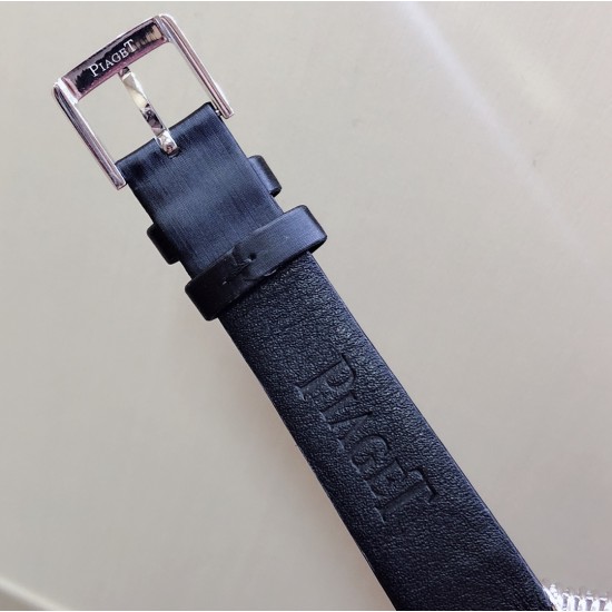 实拍 最新颜色 PIAGET伯爵 Limelight非凡珍品腕表系列 表壳直径为33mm ,电镀白金,瑞士朗达石英机芯 。手表表壳由花瓣造型上镶嵌112颗特制切割方形钻石于表圈 彰显奢华 蓝宝石水晶镜面 搭配绸缎丝绢皮。这不仅是一款非凡的腕表,更堪称一件珠宝工艺杰作,完美结合创意 打破常规的切割,彰显着珠宝腕表的优雅魅力 实拍 最新颜色 PIAGET伯爵 Limelight非凡珍品腕表系列 表壳直径为33mm ,电镀白金,瑞士朗达石英机芯 。手表表壳由花瓣造型上镶嵌112颗特制切割方形钻石于表圈 彰显奢华 蓝宝石水晶镜面 搭配绸缎丝绢皮。这不仅是一款非凡的腕表,更堪称一件珠宝工艺杰作,完美结合创意 打破常规的切割,彰显着珠宝腕表的优雅魅力