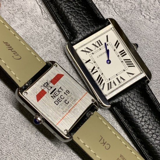 实拍【精品升级版】卡地亚超薄坦克Cartier Tank Solo系列,一款百搭 性价比又高的手表 采用瑞士石英机芯,圆珠形表冠,镶嵌一颗凸圆形合成尖晶石,镀银珠光表盘,罗马数字时标,剑形蓝钢指针,蓝宝石水晶镜面,可搭配进口鳄鱼纹牛皮表带,另有多种颜色荔枝纹原版皮为你打造个性化腕间配饰,直径:小号2431mm,中号2734mm。佩戴舒适柔软服帖,上手显得高贵又典雅,很气质很女人独家货源。「认准细节,欢迎质量对比」 实拍【精品升级版】卡地亚超薄坦克Cartier Tank Solo系列,一款百搭 性价比又高的手表 采用瑞士石英机芯,圆珠形表冠,镶嵌一颗凸圆形合成尖晶石,镀银珠光表盘,罗马数字时标,剑形蓝钢指针,蓝宝石水晶镜面,可搭配进口鳄鱼纹牛皮表带,另有多种颜色荔枝纹原版皮为你打造个性化腕间配饰,直径:小号2431mm,中号2734mm。佩戴舒适柔软服帖,上手显得高贵又典雅,很气质很女人独家货源。「认准细节,欢迎质量对比」