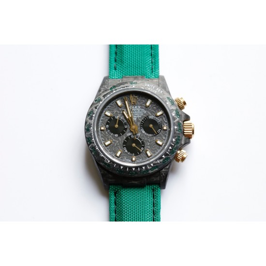 劳力士Rolex Daytona全碳纤维宇宙计时迪通拿横空出世 这款获得瑞士天文台认证的首款全碳纤迪通拿搭载全自动计时7750机械机芯 均调校测试 表盘配蜗形小秒针盘 蓝宝石抗刮损水晶镜面 碳纤维字面 完美复刻 原装同步魔术贴帆布带/橡树胶带 原装扣 更加柔软舒适 方便佩戴 爱不释手的劳力士迪通拿 品不完的一劳永逸!!! 劳力士Rolex Daytona全碳纤维宇宙计时迪通拿横空出世 这款获得瑞士天文台认证的首款全碳纤迪通拿搭载全自动计时7750机械机芯 均调校测试 表盘配蜗形小秒针盘 蓝宝石抗刮损水晶镜面 碳纤维字面 完美复刻 原装同步魔术贴帆布带/橡树胶带 原装扣 更加柔软舒适 方便佩戴 爱不释手的劳力士迪通拿 品不完的一劳永逸!!!