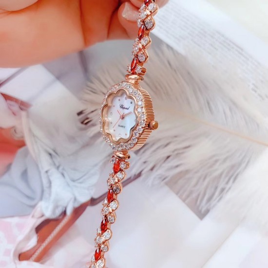 肖帮 手链系列✨高端大气✨全新上市品牌：肖邦- Chopard 款式：女士腕表（高端大气）机芯：进口石英机芯材料：镀膜高密度镜面，铜壳，钢扣底盖：密底表带：斯华诺世奇水晶钻表带表扣：原装折叠扣尺寸：直径26mm  厚度7.5mm