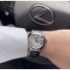 卡地亚 蓝气球「 Cartier 」凹面弧形表壳,扭索雕纹表盘,剑形指针,在卡地亚制表世界中,Ballon Bleu 蓝气球腕表以风格细腻,格调高雅著称。 卡地亚 蓝气球「 Cartier 」凹面弧形表壳,扭索雕纹表盘,剑形指针,在卡地亚制表世界中,Ballon Bleu 蓝气球腕表以风格细腻,格调高雅著称。