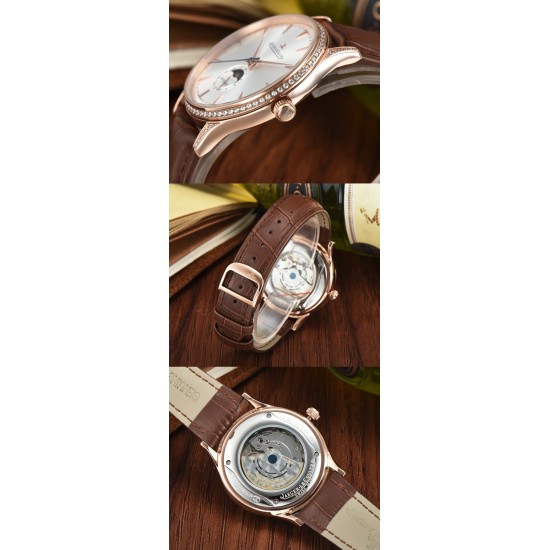 Jaeger-leCoultre Master Ultra Thin Moon积家超薄月相大师系列42mm腕表,简洁的线条设计,赏心悦目的表盘。 显示令表盘尽显活力,6位24小时指针宛如一幕和谐美妙的腕上芭蕾。透过玻璃底盖,机芯运行一目了然。这款厚度仅5.8毫米的超薄机芯向世人证实,超凡的技艺和极尽复杂的功能可以在狭小的空间内完美展现。顶级出品 精品不断 Jaeger-leCoultre Master Ultra Thin Moon积家超薄月相大师系列42mm腕表,简洁的线条设计,赏心悦目的表盘。 显示令表盘尽显活力,6位24小时指针宛如一幕和谐美妙的腕上芭蕾。透过玻璃底盖,机芯运行一目了然。这款厚度仅5.8毫米的超薄机芯向世人证实,超凡的技艺和极尽复杂的功能可以在狭小的空间内完美展现。顶级出品 精品不断