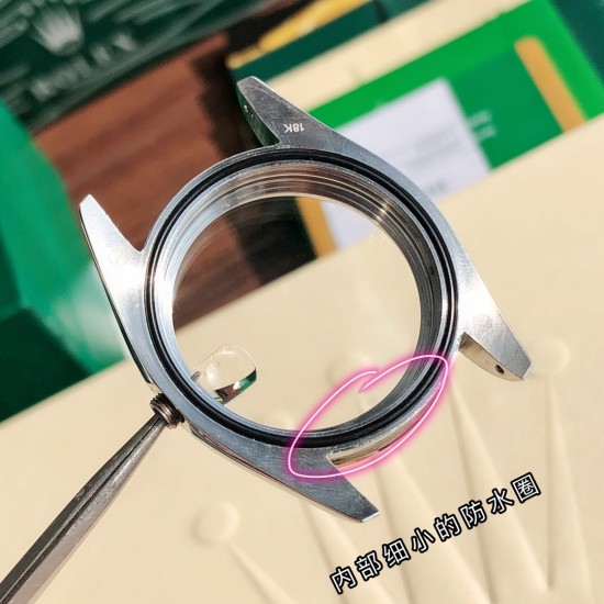 专业拆解 表壳采用劳力士特有的黄金钢(904L不锈钢和18K黄金的组合)材质。表冠采用三扣锁上链表冠,三扣锁上链表冠可以说是劳力士专为潜航者型研发的三重防水系统。三扣锁装置由10组不同零件组成,配置完成后仅需旋紧,即可让蚝式表壳完全密闭,坚固防护可媲美潜艇舱门。 专业拆解 表壳采用劳力士特有的黄金钢(904L不锈钢和18K黄金的组合)材质。表冠采用三扣锁上链表冠,三扣锁上链表冠可以说是劳力士专为潜航者型研发的三重防水系统。三扣锁装置由10组不同零件组成,配置完成后仅需旋紧,即可让蚝式表壳完全密闭,坚固防护可媲美潜艇舱门。