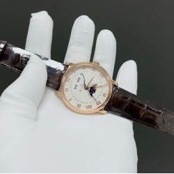 宝珀villeret 经典6654 全新V3升级版来咯从“芯”出发，去繁就简 让属于你的分秒瞬间更加完整！ 升级亮点【机芯】1.全新进口Cal.6654机芯 摆幅28800 走时更精准2.升级秒针实心大中轴 同步正品3.烫金立体工艺月相盘4.对版后盖见光比例 宝珀6654 全新V3升级版——你值得拥有！