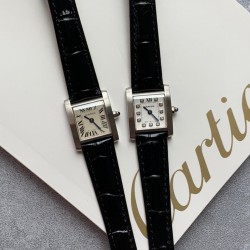 实拍 ♥️新版小牛皮来袭♥️2020最新卡地亚法国坦克Cartier Tank Franaise系列，一款百搭性价比又高的手表 搭配全新专柜欧版风格定制的原厂表带，进口瑞士石英机芯。八角形表冠，镶嵌一颗凸圆形合成尖晶石，剑形蓝钢指针，蓝宝石水晶镜面，采用与原装一致的实心内罩，尺寸：25 x 20mm。佩戴舒适柔软服帖，上手显得高贵又典雅，很气质很女人独家货源。