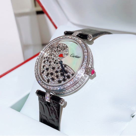 实拍 卡地亚-Cartier，狠货来袭，全真镶钻字面，瑞士石英机芯，加厚蓝宝石镜面[强]搭配美洲鳄鱼皮带[耶]尺寸35mm，超级漂亮、时尚不容错过