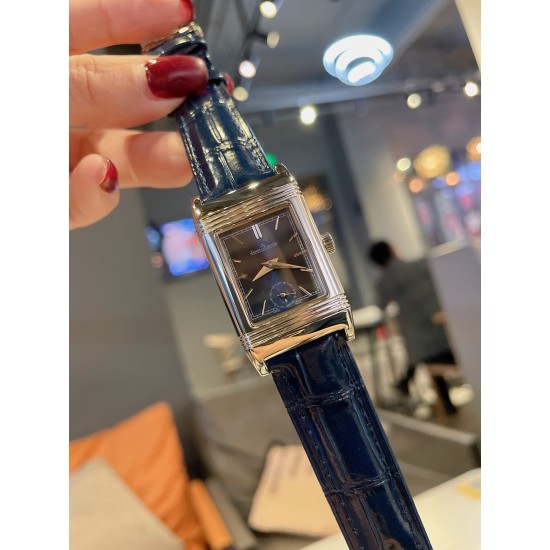 新款积家经典翻转系列高级女士腕表[飞吻][飞吻]精钢表壳，独特设计180度旋转翻盖，内置瑞士石英机芯，走时精准稳定！真皮表带，尺寸1比1[色][色]尺寸：23*34mm 厚度：13.5mm】