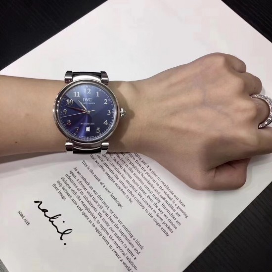 IWC万国 系列:150周年达文西系列1:1原装高端复刻 尺寸:40mm【表壳】每一个浑圆型的表壳都经过制表师专心致志的打磨,可移动式表耳使表带更加贴合手腕。两者配合使腕表产生独特的复古魅力。【机芯】采用优雅纤薄!!的海鸥独家定制自动上弦机芯,具备逆时针调试日历的功能(吻合正品)我们精心制作出万国表独特的外观魅力,更是追求复刻其内在的灵魂。 IWC万国 系列:150周年达文西系列1:1原装高端复刻 尺寸:40mm【表壳】每一个浑圆型的表壳都经过制表师专心致志的打磨,可移动式表耳使表带更加贴合手腕。两者配合使腕表产生独特的复古魅力。【机芯】采用优雅纤薄!!的海鸥独家定制自动上弦机芯,具备逆时针调试日历的功能(吻合正品)我们精心制作出万国表独特的外观魅力,更是追求复刻其内在的灵魂。