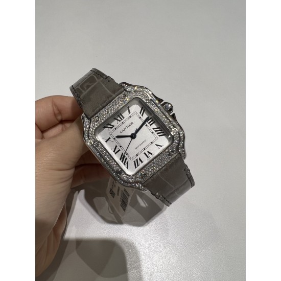 钢带送皮带山度士女庄Santos de Cartier腕表 1⃣️表壳:316不锈钢2⃣️把的:七角形表冠 镶嵌一颗多切面蓝宝石 3⃣️表盘:阳光射线纹饰效果表盘/经典白罗马表盘4⃣️表针:剑型蓝钢指针 5⃣️表镜:蓝宝石水晶镜面 6⃣️钢表带:配备“SmartLink”表链调节装置 7⃣️表扣:搭配双重折叠表扣 表带均配备“QuickSwitch”表带快速替换装置 8⃣️表壳尺寸:35.1毫米 厚度:8.83毫米 防水深度10巴(约100米) 钢带送皮带山度士女庄Santos de Cartier腕表 1⃣️表壳:316不锈钢2⃣️把的:七角形表冠 镶嵌一颗多切面蓝宝石 3⃣️表盘:阳光射线纹饰效果表盘/经典白罗马表盘4⃣️表针:剑型蓝钢指针 5⃣️表镜:蓝宝石水晶镜面 6⃣️钢表带:配备“SmartLink”表链调节装置 7⃣️表扣:搭配双重折叠表扣 表带均配备“QuickSwitch”表带快速替换装置 8⃣️表壳尺寸:35.1毫米 厚度:8.83毫米 防水深度10巴(约100米)