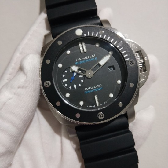 沛纳海新款系列:SUBMERSIBLE 潜行系列型号:PAM00683尺寸:直径47mm,厚度15mm玻璃:高硬度矿物质玻璃圈口:可逆时针方向旋转陶瓷圈口表带:舒适硅胶带表扣:原装针扣机芯:装配天津全自动机芯至臻精品，魅力呈现，欢迎转载
