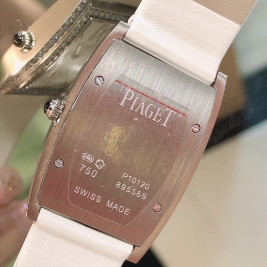 实拍 PlAGET-伯爵 Limelight酒桶形系列!尺寸27 x 38毫米。镶饰方形美钻。黑色陶瓷表冠。表扣镶饰13颗圆形美钻。蓝宝石水晶玻璃。这款Limelight酒桶形腕表犹如一套女装晚礼服,其白金表壳的每一面都镶饰着两行排列整齐的圆形美钻,将奢华优雅演绎得淋漓尽致。黑色的陶瓷表冠与黑色丝缎表带彼此呼应,形成了绝妙的搭配。银色的表盘泛着彩虹的光晕,而精巧纤细的黑色罗马数字时标则记录着光阴的流转,一览无遗。请认准独家细节品质。 实拍 PlAGET-伯爵 Limelight酒桶形系列!尺寸27 x 38毫米。镶饰方形美钻。黑色陶瓷表冠。表扣镶饰13颗圆形美钻。蓝宝石水晶玻璃。这款Limelight酒桶形腕表犹如一套女装晚礼服,其白金表壳的每一面都镶饰着两行排列整齐的圆形美钻,将奢华优雅演绎得淋漓尽致。黑色的陶瓷表冠与黑色丝缎表带彼此呼应,形成了绝妙的搭配。银色的表盘泛着彩虹的光晕,而精巧纤细的黑色罗马数字时标则记录着光阴的流转,一览无遗。请认准独家细节品质。