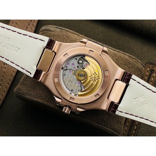 【PFF Factory2021牛年力作】V2升级版 【市场最高品质版本】百达.翡丽Patekphilippe运动系列(鹦鹉螺)5724(霸道总裁)升级版!1⃣️所有功能同正品(10字位动能显示,7字位日历和月相 4字位小秒针),和原装一样的带水平压纹图案,带荧光刻度 !2⃣️直径40毫米,904L精钢镀金,蓝宝石玻璃镜面。3⃣️5722和5724款的外钻为施华洛世奇钻,通透闪亮,气质非凡。在目前技术范畴内尽可能接近原装,此款腕表可以让您驾驭所有场合!PFF匠心之作 欢迎您的品鉴! 【PFF Factory2021牛年力作】V2升级版 【市场最高品质版本】百达.翡丽Patekphilippe运动系列(鹦鹉螺)5724(霸道总裁)升级版!1⃣️所有功能同正品(10字位动能显示,7字位日历和月相 4字位小秒针),和原装一样的带水平压纹图案,带荧光刻度 !2⃣️直径40毫米,904L精钢镀金,蓝宝石玻璃镜面。3⃣️5722和5724款的外钻为施华洛世奇钻,通透闪亮,气质非凡。在目前技术范畴内尽可能接近原装,此款腕表可以让您驾驭所有场合!PFF匠心之作 欢迎您的品鉴!