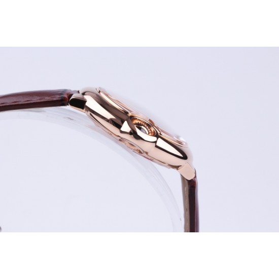 卡地亚蓝气球 CARTIER BallonBleu重磅更新 全新推出原版一档076机芯亮点一:采用原版076专用一档机芯,拔档即停秒调时。机芯摆频每小时28800次,动力储存为48小时,nh05只能放12小时,原版076能放一个周末。走时更加抗震防磁,精准稳定,摆脱nh05时不时修表的烦恼。亮点二:所有配件皆可与原装配件互换,厚度做到33款9.96mm/36款12.05mm,与原装基本保持一致。(所有款式齐全_均配备说明书一卡一码同步专柜防伪及跳码规律_细节处理能与原装相媲美_无惧专柜对比) 卡地亚蓝气球 CARTIER BallonBleu重磅更新 全新推出原版一档076机芯亮点一:采用原版076专用一档机芯,拔档即停秒调时。机芯摆频每小时28800次,动力储存为48小时,nh05只能放12小时,原版076能放一个周末。走时更加抗震防磁,精准稳定,摆脱nh05时不时修表的烦恼。亮点二:所有配件皆可与原装配件互换,厚度做到33款9.96mm/36款12.05mm,与原装基本保持一致。(所有款式齐全_均配备说明书一卡一码同步专柜防伪及跳码规律_细节处理能与原装相媲美_无惧专柜对比)