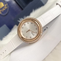 实拍 伯爵-PIAGET 女士腕表 瑞士石英机芯 316L精钢表壳 真牛皮表带 尺寸34*8mm 蓝宝石玻璃镜面 简约的设计,大胆而多彩的配色,以及旋转表圈是伯爵品牌 Possession腕表的特质所在。通过品牌制表师们天马星空的创意,将各个亮色的表带与贵金属、钻石、精钢材质相融,通过圆形盘面的演绎,令全新的 Possession腕表越发闪耀夺目,给人眼前一亮之感。