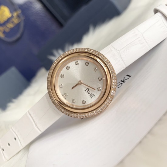 实拍 伯爵-PIAGET 女士腕表 瑞士石英机芯 316L精钢表壳 真牛皮表带 尺寸34*8mm 蓝宝石玻璃镜面 简约的设计,大胆而多彩的配色,以及旋转表圈是伯爵品牌 Possession腕表的特质所在。通过品牌制表师们天马星空的创意,将各个亮色的表带与贵金属、钻石、精钢材质相融,通过圆形盘面的演绎,令全新的 Possession腕表越发闪耀夺目,给人眼前一亮之感。 实拍 伯爵-PIAGET 女士腕表 瑞士石英机芯 316L精钢表壳 真牛皮表带 尺寸34*8mm 蓝宝石玻璃镜面 简约的设计,大胆而多彩的配色,以及旋转表圈是伯爵品牌 Possession腕表的特质所在。通过品牌制表师们天马星空的创意,将各个亮色的表带与贵金属、钻石、精钢材质相融,通过圆形盘面的演绎,令全新的 Possession腕表越发闪耀夺目,给人眼前一亮之感。