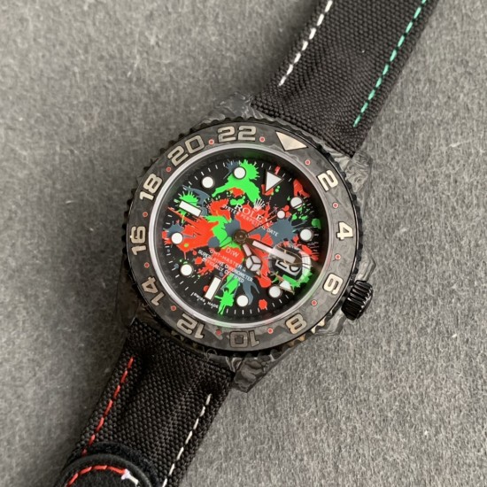 Diw新作勞力士超限量GMT-MASTER II Diw团队重新制作了碳纤维表壳,同时包含表圈、面盘等零件也全都是碳纤维材质,其中碳纤维表圈上数字刻度首次采用全新碳纤维植丁技术(非填油)塑造丰富视觉层次,质感细腻。透视底盖可清楚展示正反快速调日历的劳力士专属cal.3186机芯。搭配柔软魔术贴表带和一体碳纤维表扣。首批量产提供4种颜色表盘可选,5种不同颜色风格表带。 Diw新作勞力士超限量GMT-MASTER II Diw团队重新制作了碳纤维表壳,同时包含表圈、面盘等零件也全都是碳纤维材质,其中碳纤维表圈上数字刻度首次采用全新碳纤维植丁技术(非填油)塑造丰富视觉层次,质感细腻。透视底盖可清楚展示正反快速调日历的劳力士专属cal.3186机芯。搭配柔软魔术贴表带和一体碳纤维表扣。首批量产提供4种颜色表盘可选,5种不同颜色风格表带。