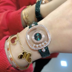 实拍 萧邦新增绿色表盘HAPPY DIAMONDS系列快乐钻腕表 3层蓝宝石玻璃镜面 我们就是自己的神话 原厂瑞士石英机芯 镜面内5颗快乐钻自由转动 活动钻石围绕表盘回旋起舞 制作精巧的表壳玩味透明概念 chopard家标志性的Happy钻石在两片蓝宝石水晶玻璃 形成的空间内自由滑动 充分展现自由和欢快的感觉 表壳顶端与底端各缀有一圈钻石 树叶形指针 较小的同心圆为珍珠母贝质地 呈圆满的球型 两个同心圆环上皆全手工镶有钻石 七颗灵动钻石如悬空漂浮一般 细节见真知。