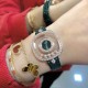 实拍 萧邦新增绿色表盘HAPPY DIAMONDS系列快乐钻腕表 3层蓝宝石玻璃镜面 我们就是自己的神话 原厂瑞士石英机芯 镜面内5颗快乐钻自由转动 活动钻石围绕表盘回旋起舞 制作精巧的表壳玩味透明概念 chopard家标志性的Happy钻石在两片蓝宝石水晶玻璃 形成的空间内自由滑动 充分展现自由和欢快的感觉 表壳顶端与底端各缀有一圈钻石 树叶形指针 较小的同心圆为珍珠母贝质地 呈圆满的球型 两个同心圆环上皆全手工镶有钻石 七颗灵动钻石如悬空漂浮一般 细节见真知。 实拍 萧邦新增绿色表盘HAPPY DIAMONDS系列快乐钻腕表 3层蓝宝石玻璃镜面 我们就是自己的神话 原厂瑞士石英机芯 镜面内5颗快乐钻自由转动 活动钻石围绕表盘回旋起舞 制作精巧的表壳玩味透明概念 chopard家标志性的Happy钻石在两片蓝宝石水晶玻璃 形成的空间内自由滑动 充分展现自由和欢快的感觉 表壳顶端与底端各缀有一圈钻石 树叶形指针 较小的同心圆为珍珠母贝质地 呈圆满的球型 两个同心圆环上皆全手工镶有钻石 七颗灵动钻石如悬空漂浮一般 细节见真知。