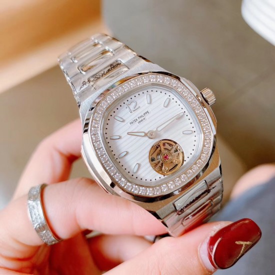 百达翡丽 手雷系列 女款简约飞轮 最强版本 Patek Philippe Seal印记Cal.324 CS自动机械机芯 专柜尺寸33mm 厚度9.5mm 花巨资复刻原版Cal.324 CS机芯 市场现在唯一一个324CS机芯与原装机芯摆轮一致 可谓市场最高版本女表表后 女性对永恒时间理念的钟爱 难以抗拒的柔美气息 百达翡丽 手雷系列 女款简约飞轮 最强版本 Patek Philippe Seal印记Cal.324 CS自动机械机芯 专柜尺寸33mm 厚度9.5mm 花巨资复刻原版Cal.324 CS机芯 市场现在唯一一个324CS机芯与原装机芯摆轮一致 可谓市场最高版本女表表后 女性对永恒时间理念的钟爱 难以抗拒的柔美气息