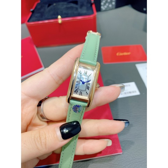 卡地亚-美国坦克-Cartier Tank Amricaine腕表,小号表款,三码合一。采用蓝宝水石晶镜面,瑞士石英机芯。原版开模,精钢表壳,八角形表冠,镶嵌一颗合成蓝色尖晶石,镀银表盘,剑形蓝钢指针,搭配原装光面折叠表扣,采用进口多色小牛皮。腕大表器优雅,深行受家青睐。表壳尺寸:34.80 x 19.00毫米。 卡地亚-美国坦克-Cartier Tank Amricaine腕表,小号表款,三码合一。采用蓝宝水石晶镜面,瑞士石英机芯。原版开模,精钢表壳,八角形表冠,镶嵌一颗合成蓝色尖晶石,镀银表盘,剑形蓝钢指针,搭配原装光面折叠表扣,采用进口多色小牛皮。腕大表器优雅,深行受家青睐。表壳尺寸:34.80 x 19.00毫米。