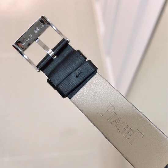 实拍 PlAGET-伯爵 Limelight酒桶形系列!尺寸27 x 38毫米。镶饰方形美钻。黑色陶瓷表冠。表扣镶饰13颗圆形美钻。蓝宝石水晶玻璃。这款Limelight酒桶形腕表犹如一套女装晚礼服,其白金表壳的每一面都镶饰着两行排列整齐的圆形美钻,将奢华优雅演绎得淋漓尽致。黑色的陶瓷表冠与黑色丝缎表带彼此呼应,形成了绝妙的搭配。银色的表盘泛着彩虹的光晕,而精巧纤细的黑色罗马数字时标则记录着光阴的流转,一览无遗。请认准独家细节品质。 实拍 PlAGET-伯爵 Limelight酒桶形系列!尺寸27 x 38毫米。镶饰方形美钻。黑色陶瓷表冠。表扣镶饰13颗圆形美钻。蓝宝石水晶玻璃。这款Limelight酒桶形腕表犹如一套女装晚礼服,其白金表壳的每一面都镶饰着两行排列整齐的圆形美钻,将奢华优雅演绎得淋漓尽致。黑色的陶瓷表冠与黑色丝缎表带彼此呼应,形成了绝妙的搭配。银色的表盘泛着彩虹的光晕,而精巧纤细的黑色罗马数字时标则记录着光阴的流转,一览无遗。请认准独家细节品质。
