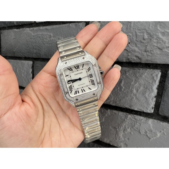 钢带送皮带山度士女庄Santos de Cartier腕表 1⃣️表壳:316不锈钢2⃣️把的:七角形表冠 镶嵌一颗多切面蓝宝石 3⃣️表盘:阳光射线纹饰效果表盘/经典白罗马表盘4⃣️表针:剑型蓝钢指针 5⃣️表镜:蓝宝石水晶镜面 6⃣️钢表带:配备“SmartLink”表链调节装置 7⃣️表扣:搭配双重折叠表扣 表带均配备“QuickSwitch”表带快速替换装置 8⃣️表壳尺寸:35.1毫米 厚度:8.83毫米 防水深度10巴(约100米) 钢带送皮带山度士女庄Santos de Cartier腕表 1⃣️表壳:316不锈钢2⃣️把的:七角形表冠 镶嵌一颗多切面蓝宝石 3⃣️表盘:阳光射线纹饰效果表盘/经典白罗马表盘4⃣️表针:剑型蓝钢指针 5⃣️表镜:蓝宝石水晶镜面 6⃣️钢表带:配备“SmartLink”表链调节装置 7⃣️表扣:搭配双重折叠表扣 表带均配备“QuickSwitch”表带快速替换装置 8⃣️表壳尺寸:35.1毫米 厚度:8.83毫米 防水深度10巴(约100米)