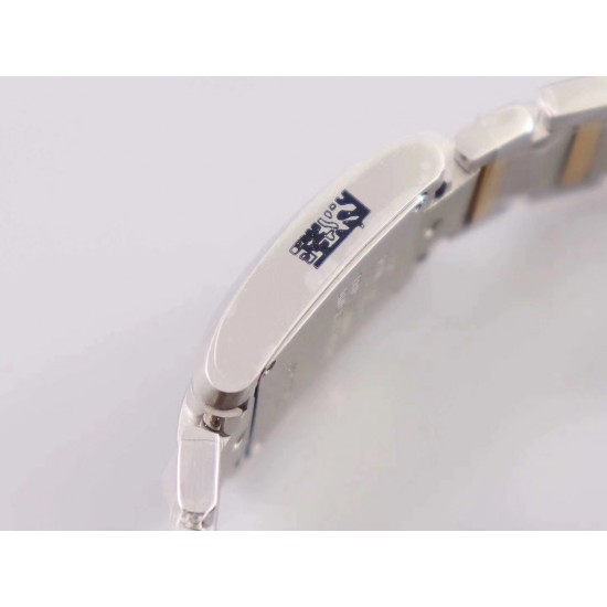 实拍 8848F出品卡地亚法国坦克!瑞士石英机芯,尺寸~25.35*20.3mm,其他的就不作多介绍了,均可官网查阅,下面我来讲讲它的迷人之处,坦克腕表家族中女性最喜欢的一个系列。首先正像坦克与履带的不可分离,法国坦克腕表的履带式表链不仅像一款简练的手镯将金属的光泽绽放无余,也更好的融合了坦克系列棱角分明、锐利的表壳边缘,二者的结合不仅使表款风格上有个完整的统一性,更是对坦克腕表系列的自由精神的完美诠释,因此法国坦克可谓是卡地亚坦克腕表系列之中的经典之作!保卡、吊牌、表带膜和外包装都有贴标型号!下手要快! 实拍 8848F出品卡地亚法国坦克!瑞士石英机芯,尺寸~25.35*20.3mm,其他的就不作多介绍了,均可官网查阅,下面我来讲讲它的迷人之处,坦克腕表家族中女性最喜欢的一个系列。首先正像坦克与履带的不可分离,法国坦克腕表的履带式表链不仅像一款简练的手镯将金属的光泽绽放无余,也更好的融合了坦克系列棱角分明、锐利的表壳边缘,二者的结合不仅使表款风格上有个完整的统一性,更是对坦克腕表系列的自由精神的完美诠释,因此法国坦克可谓是卡地亚坦克腕表系列之中的经典之作!保卡、吊牌、表带膜和外包装都有贴标型号!下手要快!