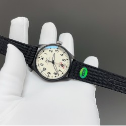 AOF全面升级 V7 版马克 飞行员PILOTS WATCHES全系列1️⃣利用最新的精密AI电喷技术，终于试验出少量的零色差的万国色值2️⃣全场唯一去除紫色温的黑面，开启了字面新工艺的 ＂狂飙’之战！ 3️⃣字體是完美油印100%和原版相同的字体  进口超强夜光⚠️终极版己完美修正纤细大小同步原版！！⚠️而日本进口机芯9015    2892正完完全全符合这特征，最新批次日本纯进口9015   2892更显精准，耐用，摆陀低噪，零返修