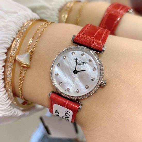 实拍 LONGINES【浪琴】新款女士腕表小巧精致,以钻石装饰、搭配色彩鲜明鳄鱼皮表带,优雅藏在细节里,时尚高雅的来凸显个人风格,优雅地停留在手腕,纯钢表壳,瑞士机芯,蓝宝石镜面, 实拍 LONGINES【浪琴】新款女士腕表小巧精致,以钻石装饰、搭配色彩鲜明鳄鱼皮表带,优雅藏在细节里,时尚高雅的来凸显个人风格,优雅地停留在手腕,纯钢表壳,瑞士机芯,蓝宝石镜面,