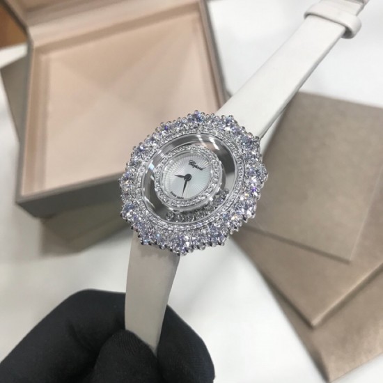 萧邦Happy Diamonds系列特别款!2019年官网力推款!2018即将过去,新的一年从元旦开始!枫叶美丽并寓意着坚毅精神!即代表永恒爱情送给恋人,也代表对美好的回忆,可送给一路陪伴的朋友,还代表一种岁月的轮回。1比1超前做工同步首发!表面配置三块蓝宝石防刮玻璃,瑞士朗达机芯,尺寸:外径34mm内径14mm。表带14/12。 萧邦Happy Diamonds系列特别款!2019年官网力推款!2018即将过去,新的一年从元旦开始!枫叶美丽并寓意着坚毅精神!即代表永恒爱情送给恋人,也代表对美好的回忆,可送给一路陪伴的朋友,还代表一种岁月的轮回。1比1超前做工同步首发!表面配置三块蓝宝石防刮玻璃,瑞士朗达机芯,尺寸:外径34mm内径14mm。表带14/12。